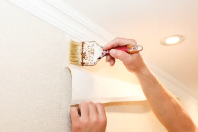 Pose de papier peint à Plouvain — revêtements muraux et toiles de verre